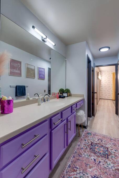 Vibrant Riverfront 2bd With A Pool Nashville