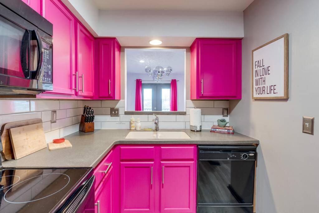 Vibrant Riverfront 2bd With A Pool *