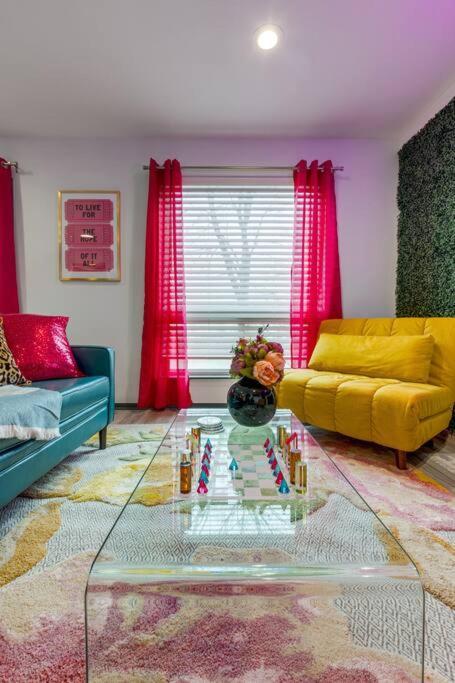 Vibrant Riverfront 2bd With A Pool