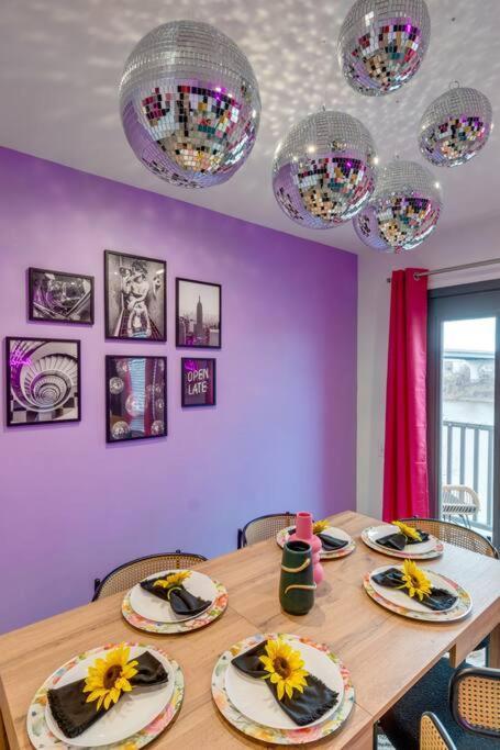 Vibrant Riverfront 2bd With A Pool Apartment *