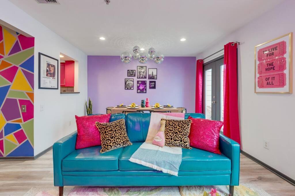 Vibrant Riverfront 2bd With A Pool