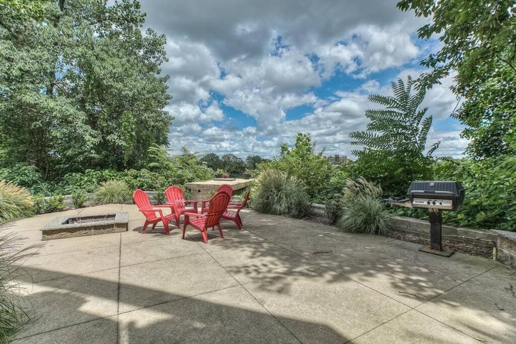 Vibrant Riverfront 2bd With A Pool *