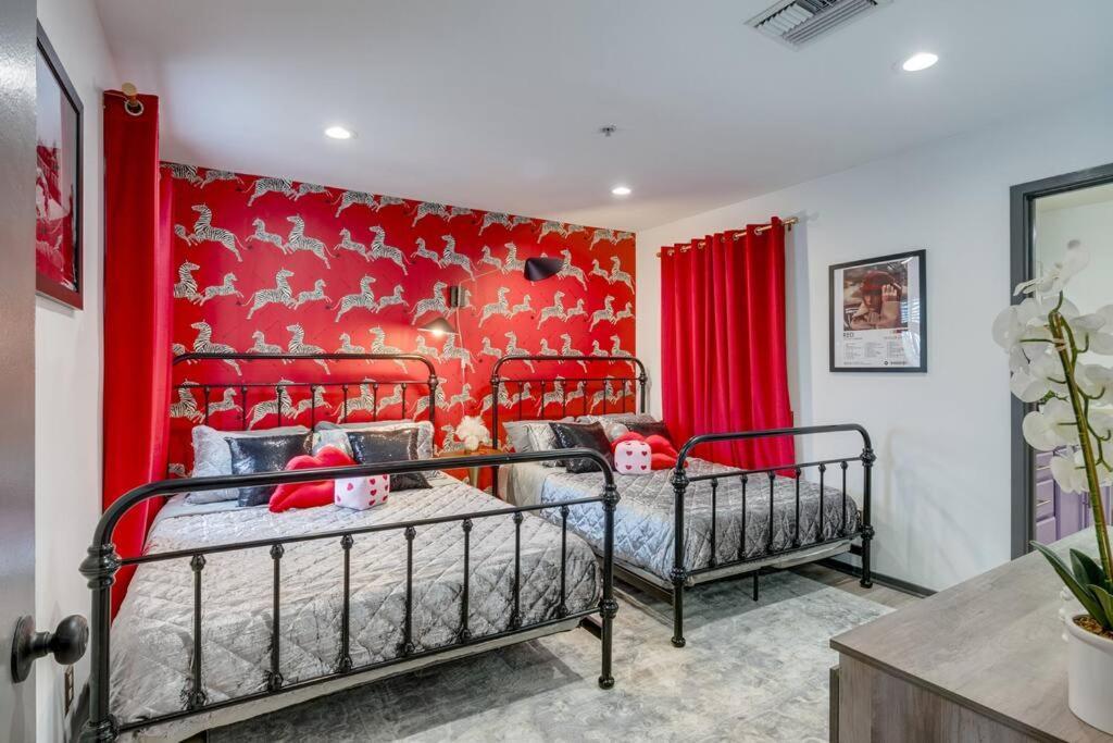 Vibrant Riverfront 2bd With A Pool