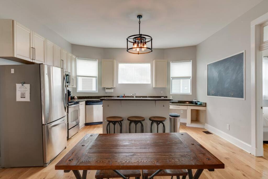 East Nash Retreat- Sleeps 10, Yard, Walk To Bars! Holiday home *