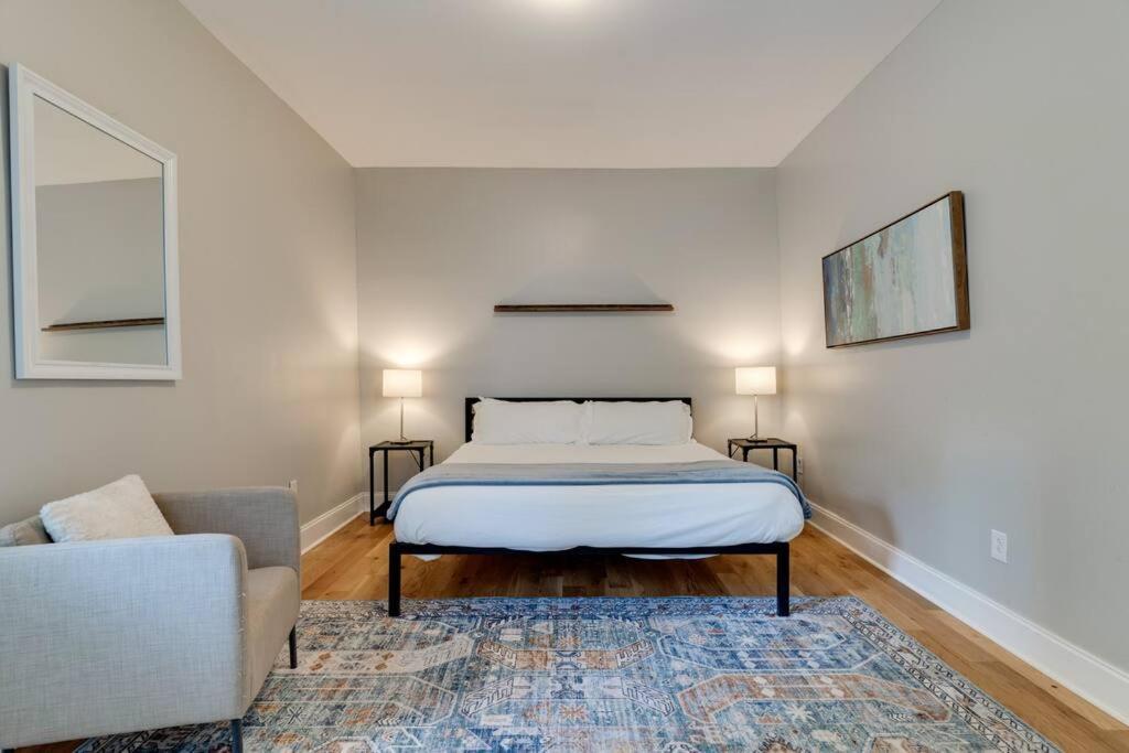 Holiday home East Nash Retreat- Sleeps 10, Yard, Walk To Bars! *