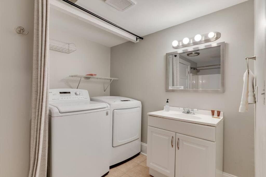 Holiday home East Nash Retreat- Sleeps 10, Yard, Walk To Bars!