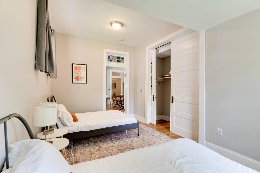 Holiday home East Nash Retreat- Sleeps 10, Yard, Walk To Bars! *