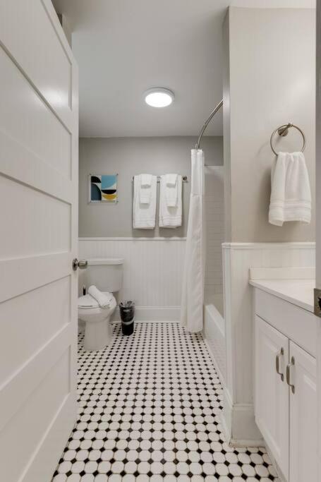 East Nash Retreat- Sleeps 10, Yard, Walk To Bars! Nashville
