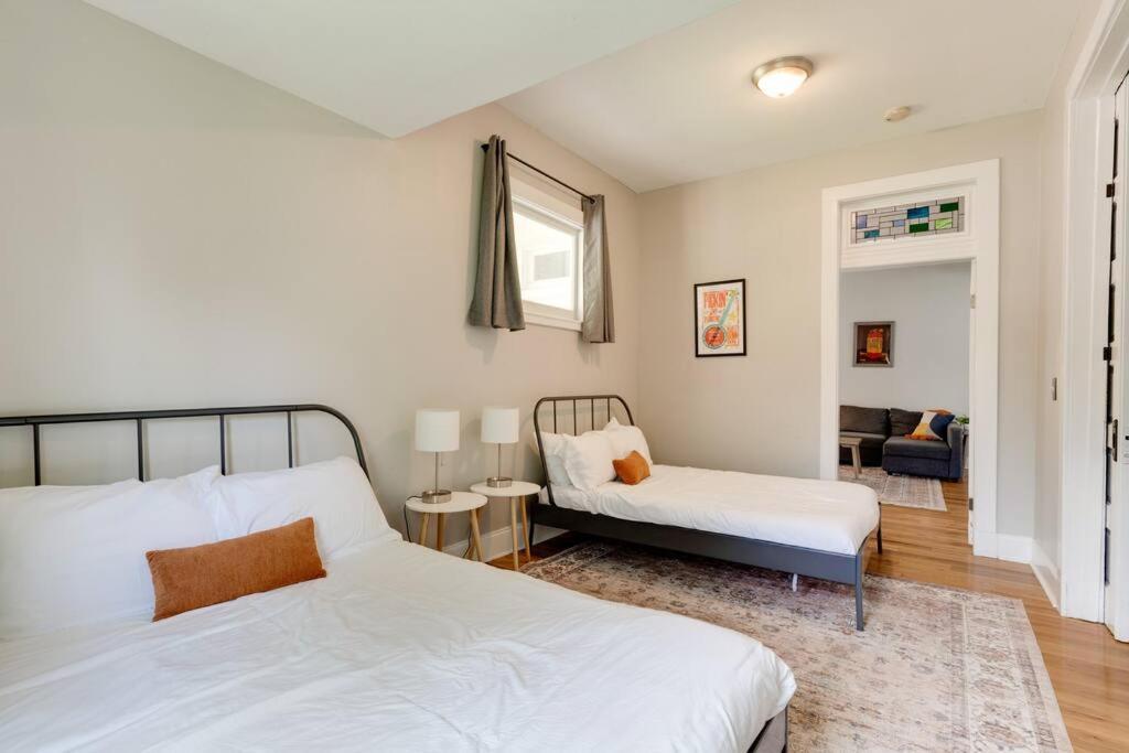 East Nash Retreat- Sleeps 10, Yard, Walk To Bars! Holiday home