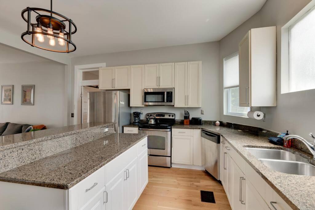 Holiday home East Nash Retreat- Sleeps 10, Yard, Walk To Bars!
