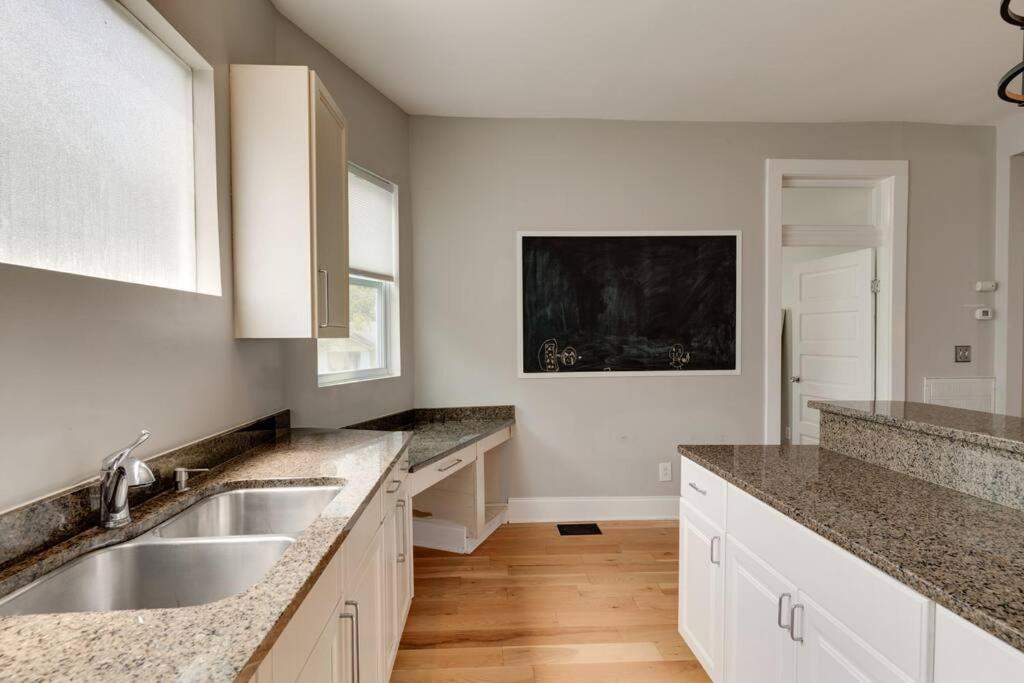 East Nash Retreat- Sleeps 10, Yard, Walk To Bars! Holiday home *