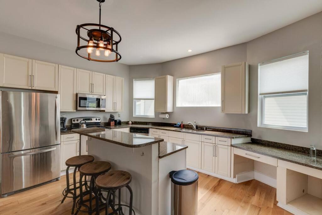 East Nash Retreat- Sleeps 10, Yard, Walk To Bars! *