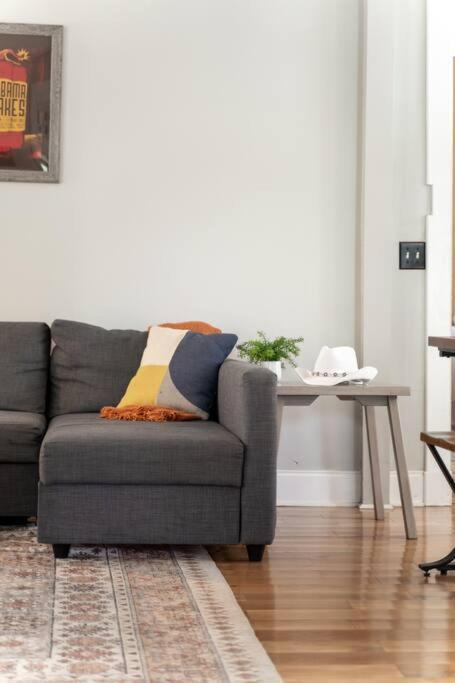 East Nash Retreat- Sleeps 10, Yard, Walk To Bars! Nashville