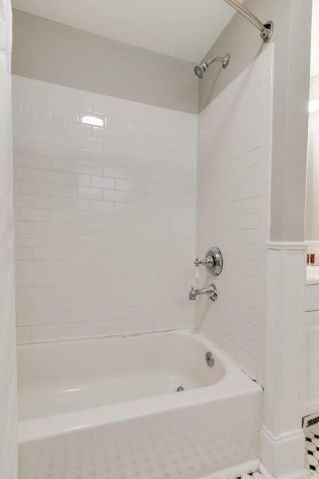 East Nash Retreat- Sleeps 10, Yard, Walk To Bars! Holiday home