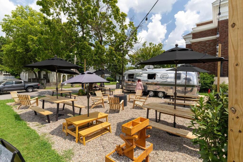 Holiday home East Nash Retreat- Sleeps 10, Yard, Walk To Bars!