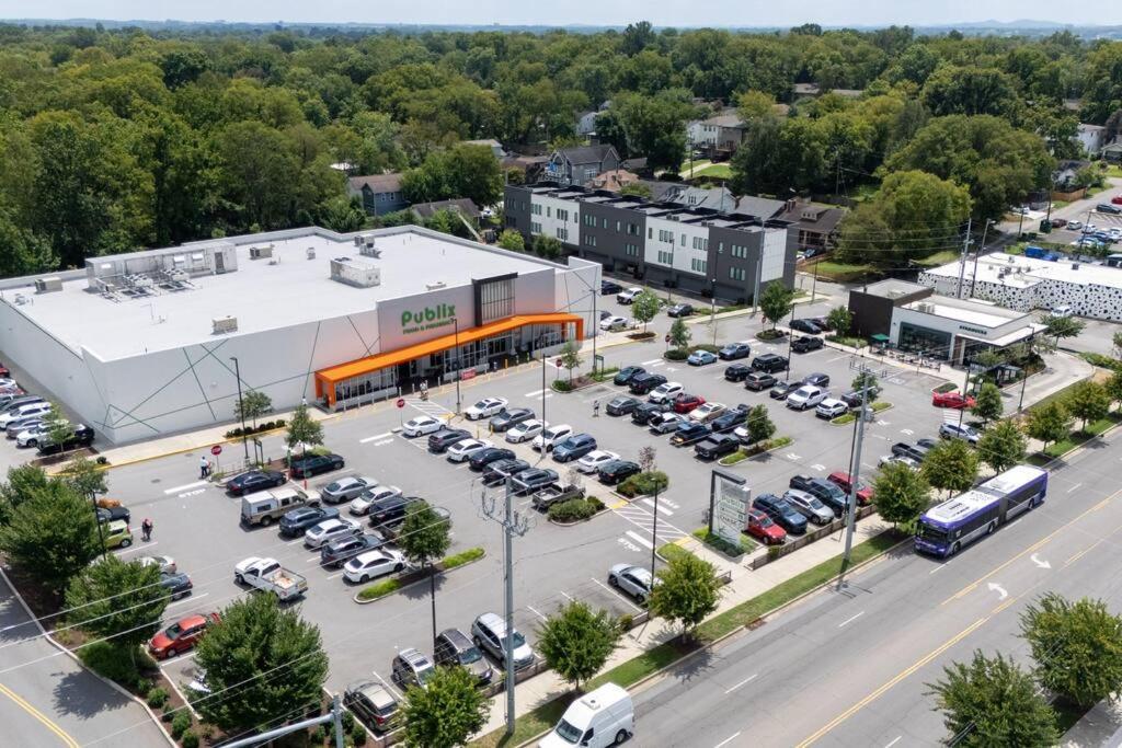 East Nash Retreat- Sleeps 10, Yard, Walk To Bars!