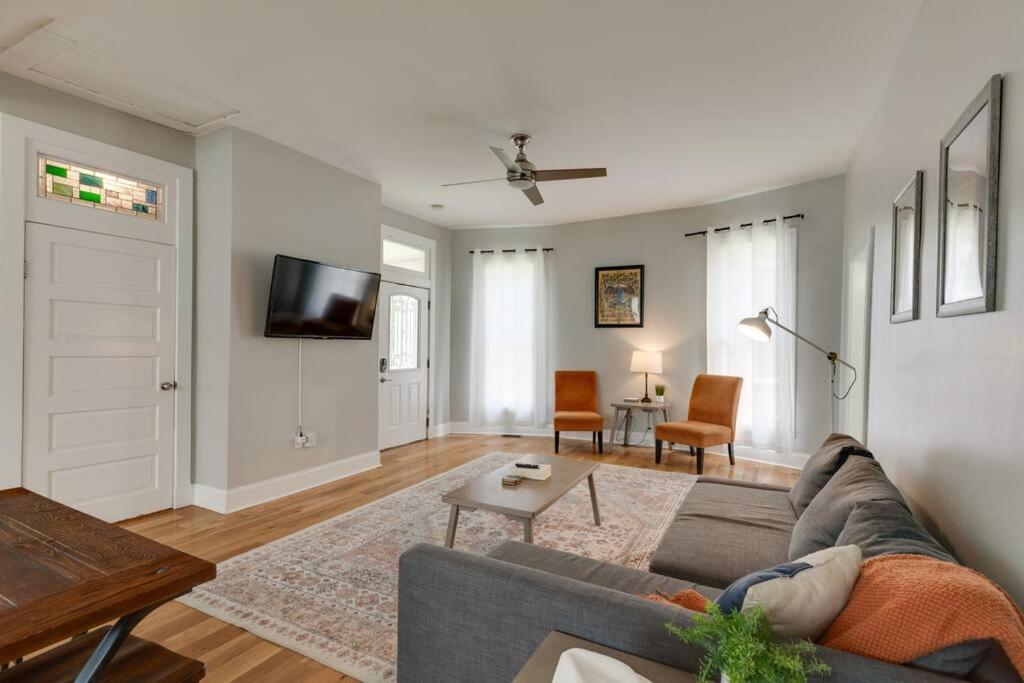 East Nash Retreat- Sleeps 10, Yard, Walk To Bars! Holiday home Nashville