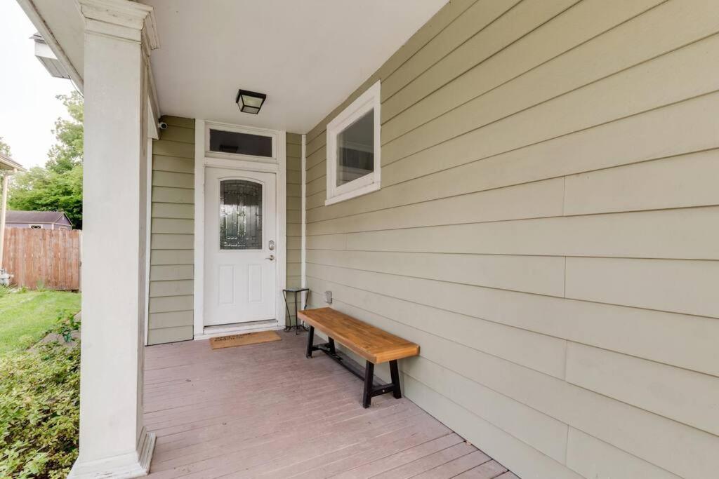 East Nash Retreat- Sleeps 10, Yard, Walk To Bars!