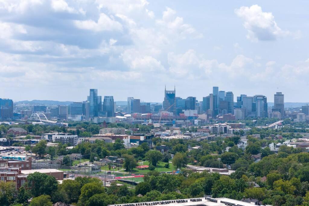East Nash Retreat- Sleeps 10, Yard, Walk To Bars! Nashville