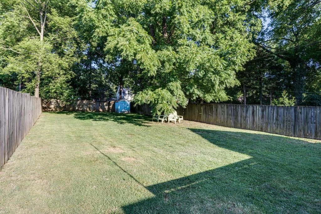 Holiday home East Nash Retreat- Sleeps 10, Yard, Walk To Bars! *