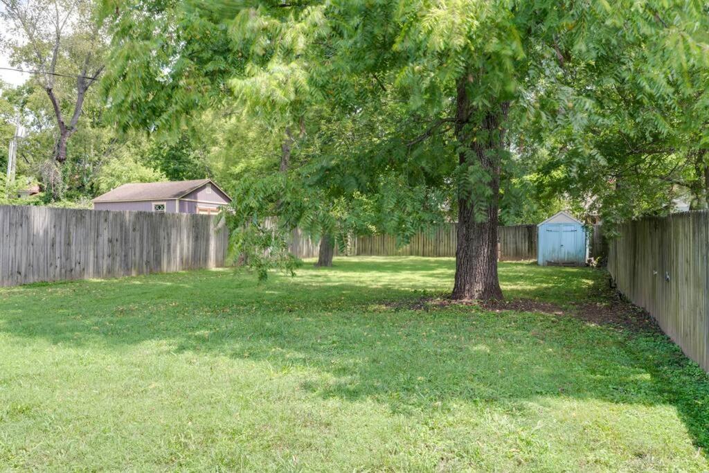 East Nash Retreat- Sleeps 10, Yard, Walk To Bars! Holiday home Nashville