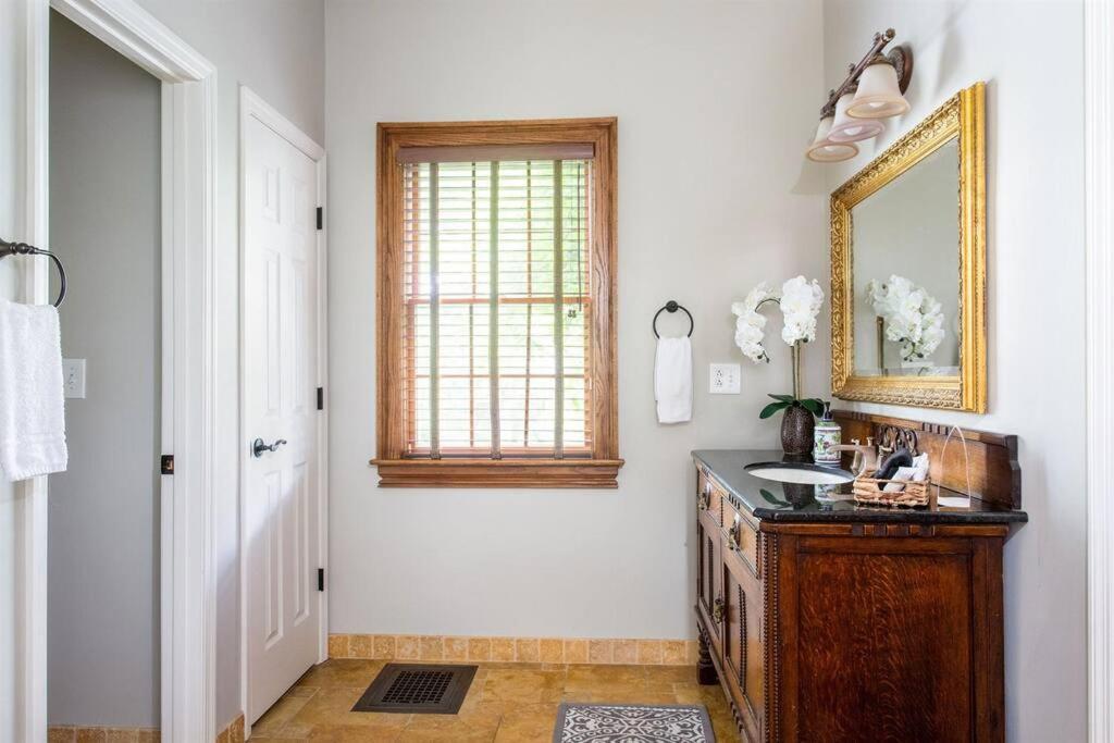 Prime Location In 12south, Walkable To Shopping & Dining * Nashville