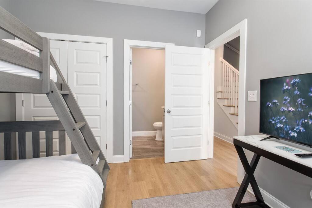 With En-suite Bath, Tv & Blackout Shades Holiday home