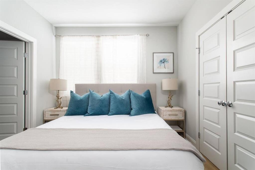 With En-suite Bath, Tv & Blackout Shades Holiday home