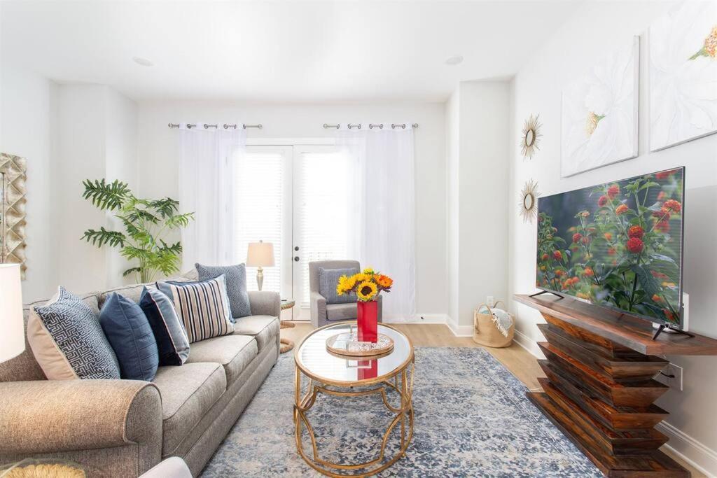 With En-suite Bath, Tv & Blackout Shades Nashville