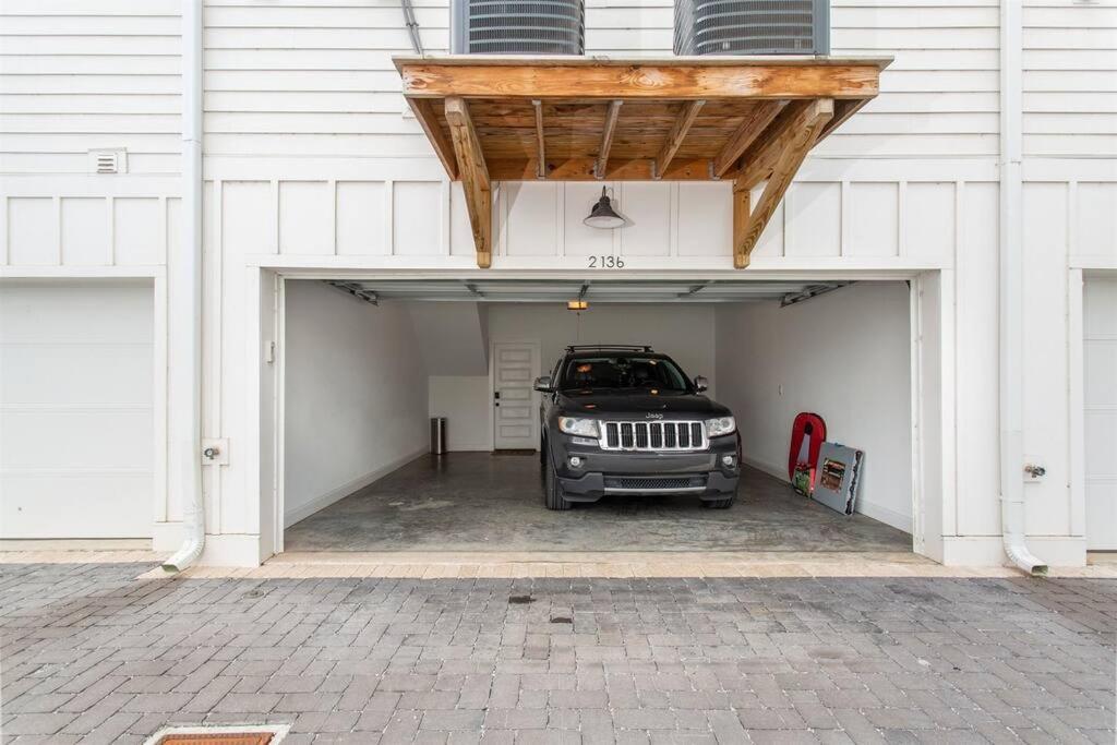 With En-suite Bath, Tv & Blackout Shades Holiday home