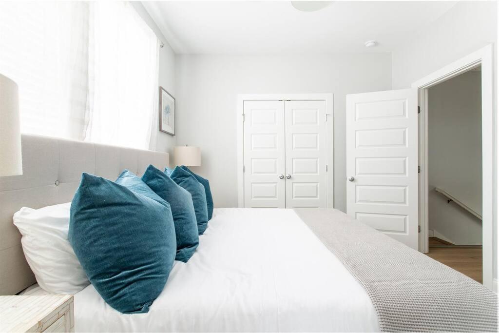 Holiday home With En-suite Bath, Tv & Blackout Shades