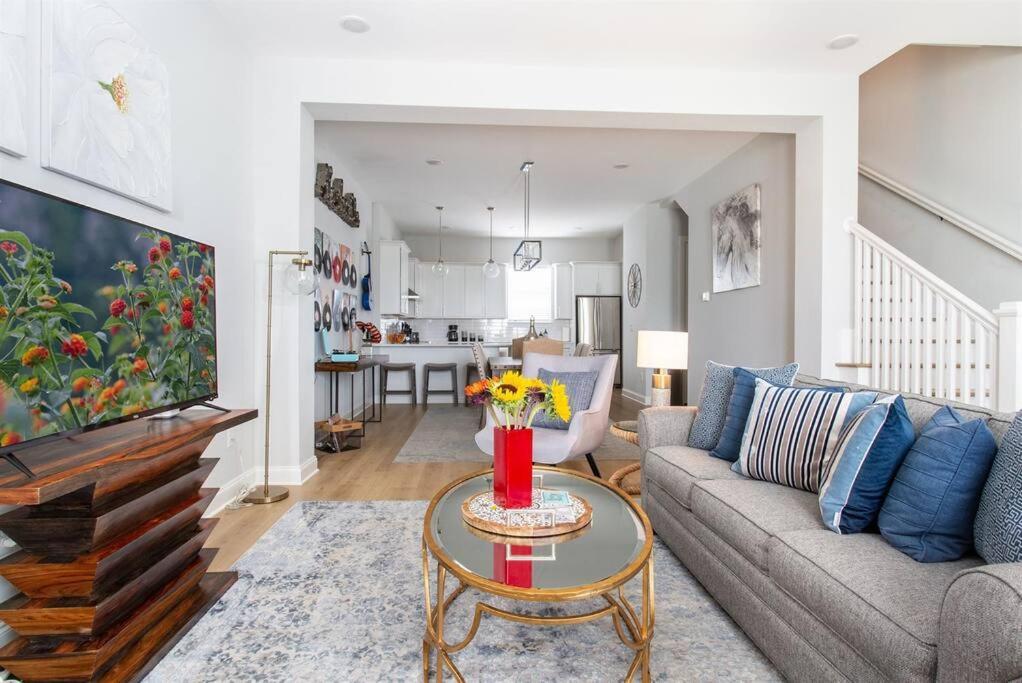 With En-suite Bath, Tv & Blackout Shades Holiday home *