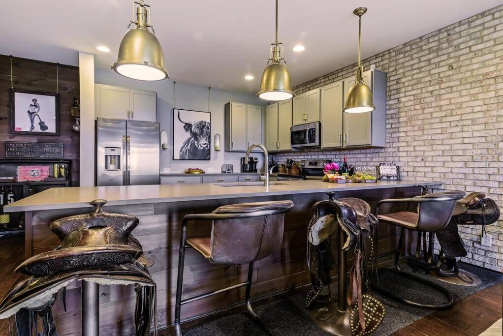 Skyline Views, 5min To Broadway