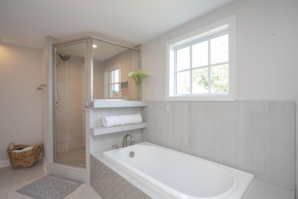 Holiday home Golf Views, Porch Vibes, 3mi To Broadway!