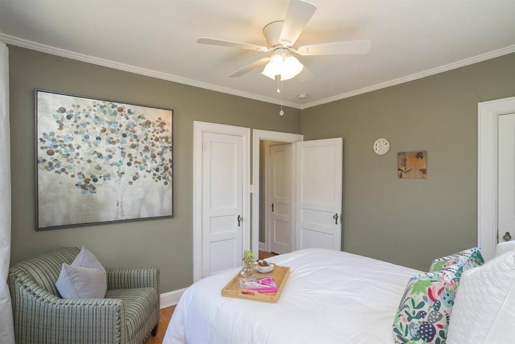 Golf Views, Porch Vibes, 3mi To Broadway! Holiday home Nashville