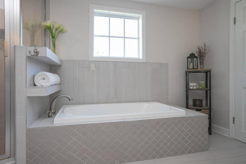 Holiday home Golf Views, Porch Vibes, 3mi To Broadway! *