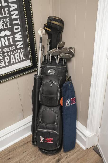 Holiday home Golf Views, Porch Vibes, 3mi To Broadway!