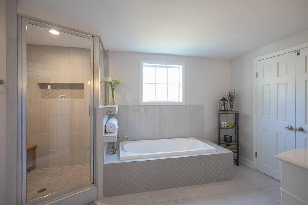 Golf Views, Porch Vibes, 3mi To Broadway! Holiday home *