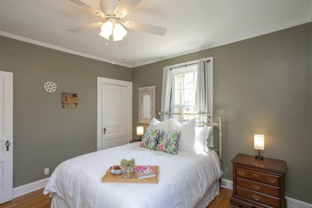 Golf Views, Porch Vibes, 3mi To Broadway! Holiday home Nashville