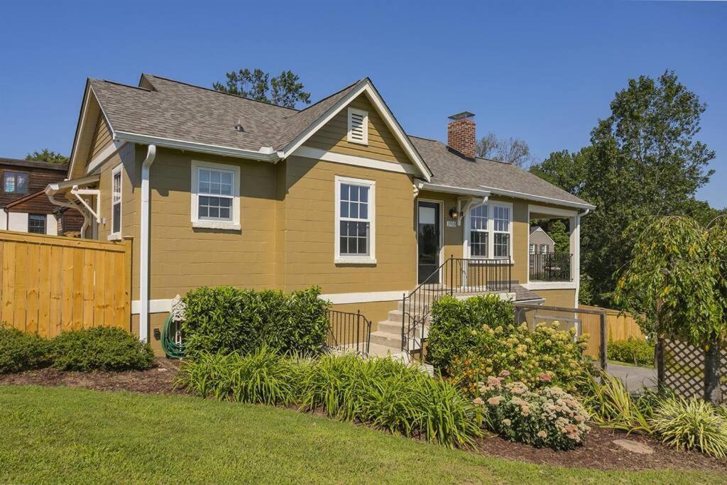 Holiday home Golf Views, Porch Vibes, 3mi To Broadway!