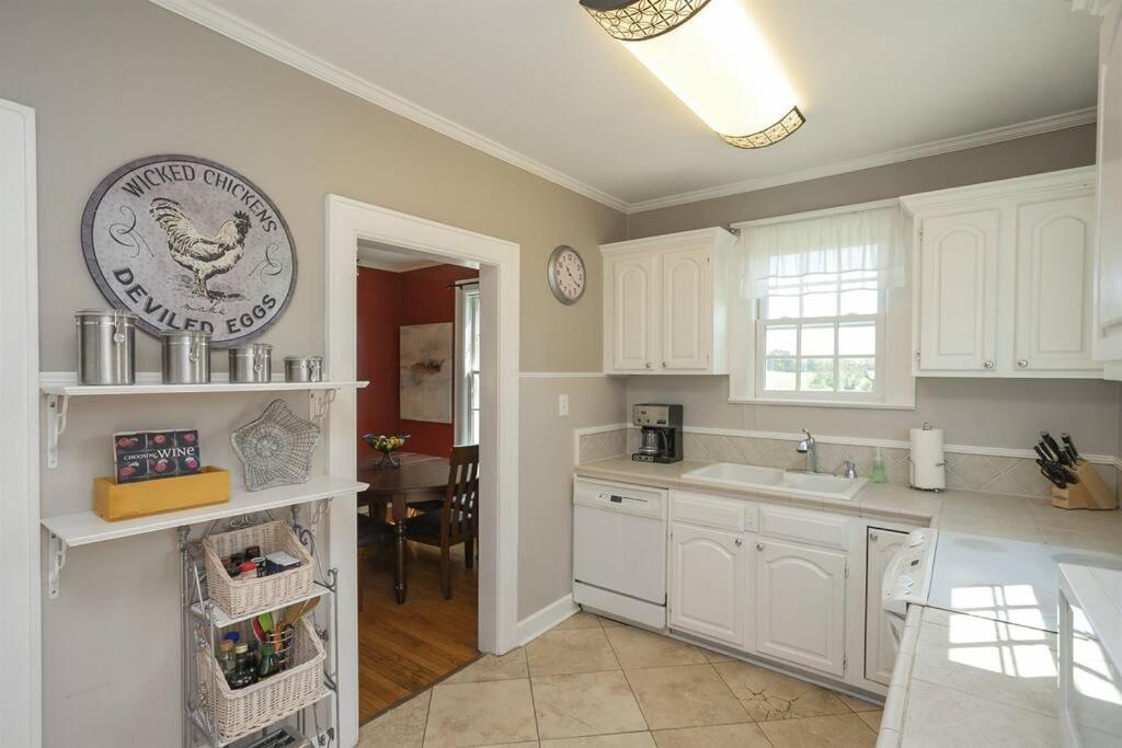 Golf Views, Porch Vibes, 3mi To Broadway! Holiday home *