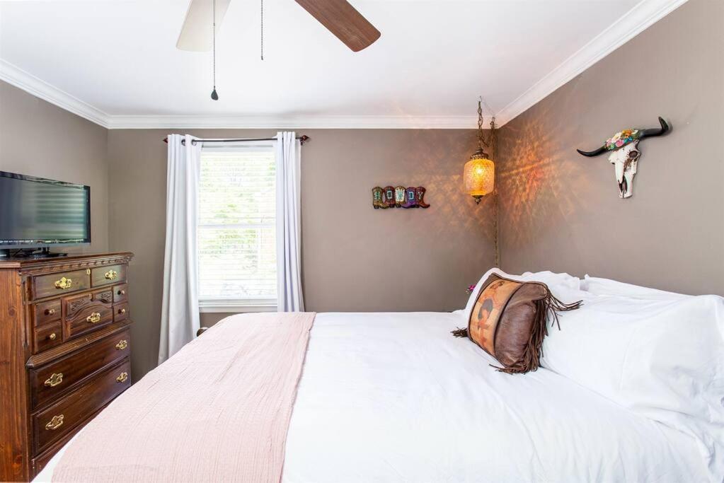 Honky Tonk Bar, Minutes To Airport & Broadway