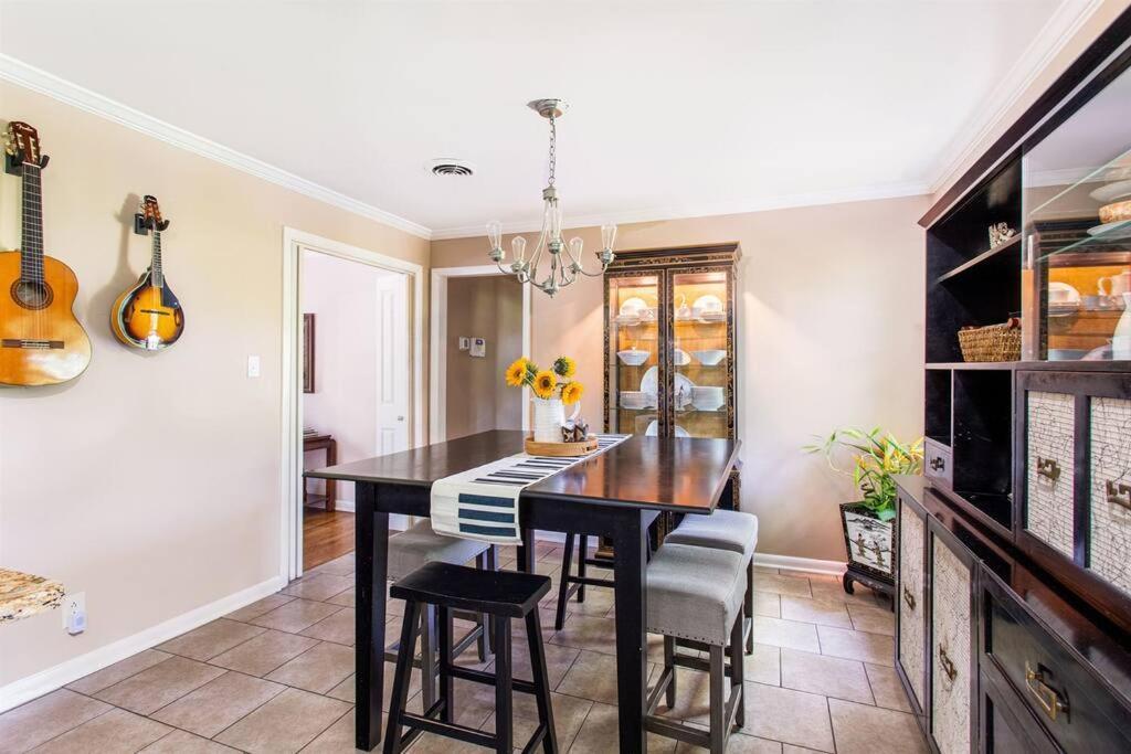 Holiday home Honky Tonk Bar, Minutes To Airport & Broadway *