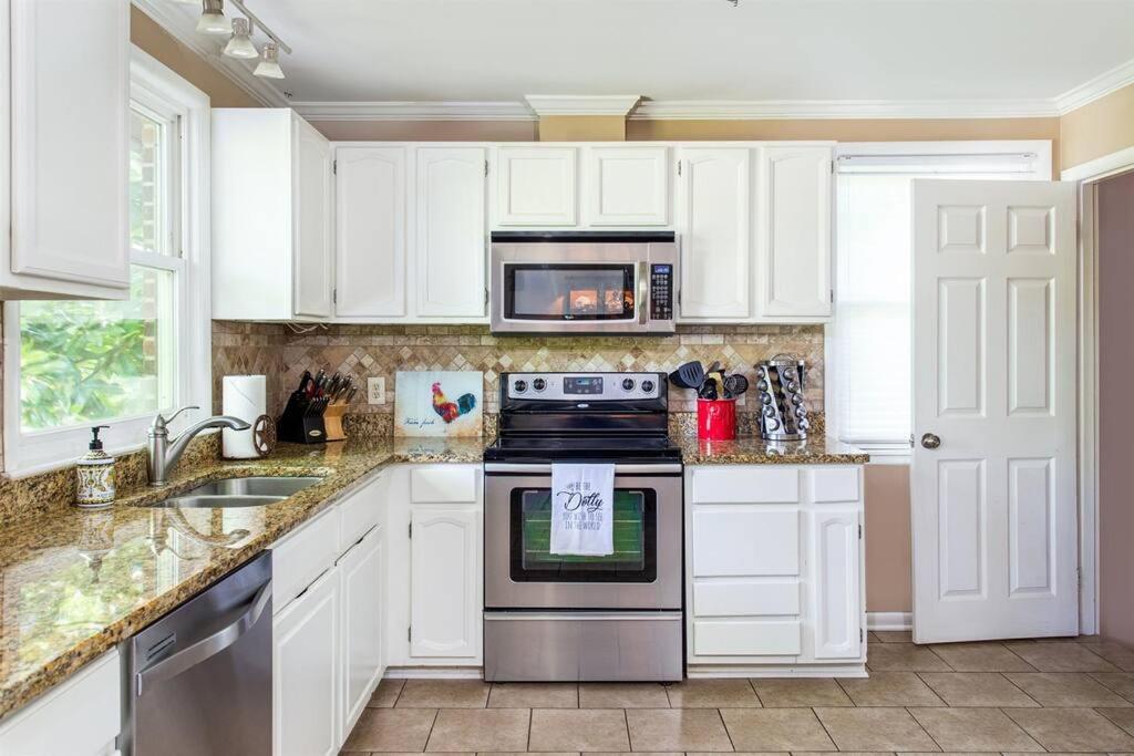 Honky Tonk Bar, Minutes To Airport & Broadway Holiday home *