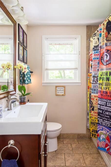 Honky Tonk Bar, Minutes To Airport & Broadway *