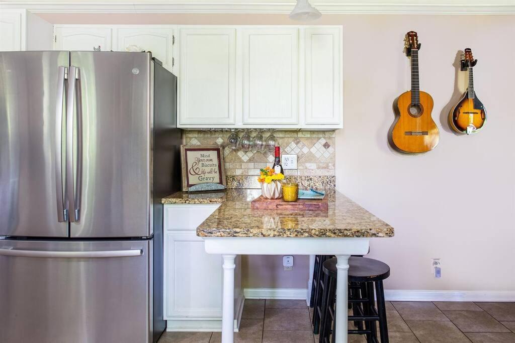 Honky Tonk Bar, Minutes To Airport & Broadway