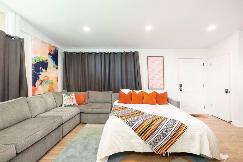 Minutes To Opry, Airport & Broadway Holiday home *
