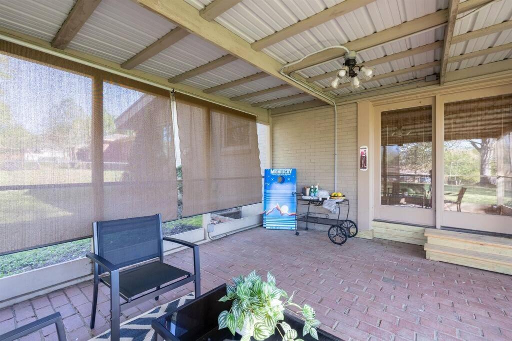 Minutes To Opry, Airport & Broadway Holiday home *