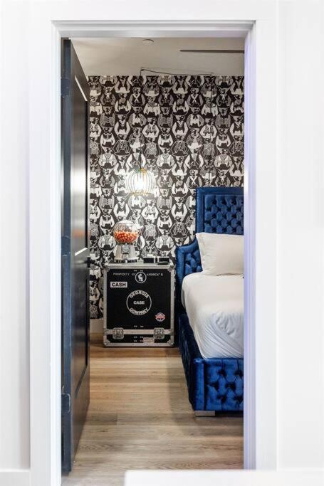 Apartment 2 Side By Side Units, The Honky Tonk Party Pads, Parking Gym Pool