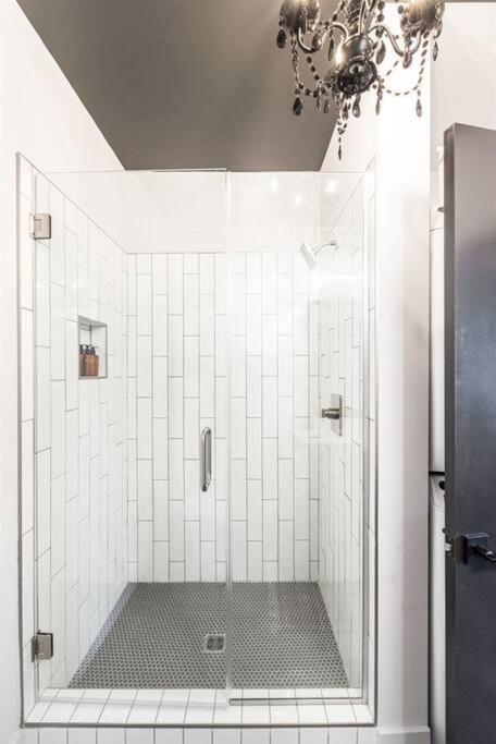 2 Side By Side Units, The Honky Tonk Party Pads, Parking Gym Pool * Nashville